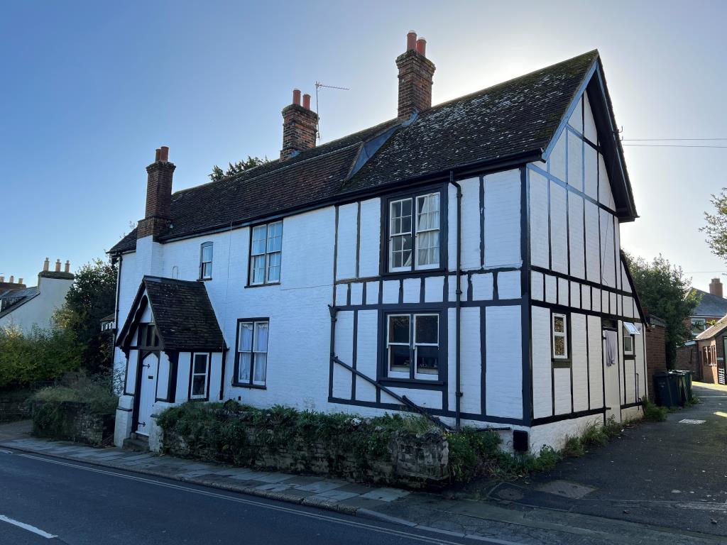 Lot: 80 - FOUR FLATS AND A DETACHED CHALET BUNGALOW FOR INVESTMENT - View from Carisbrooke High Street